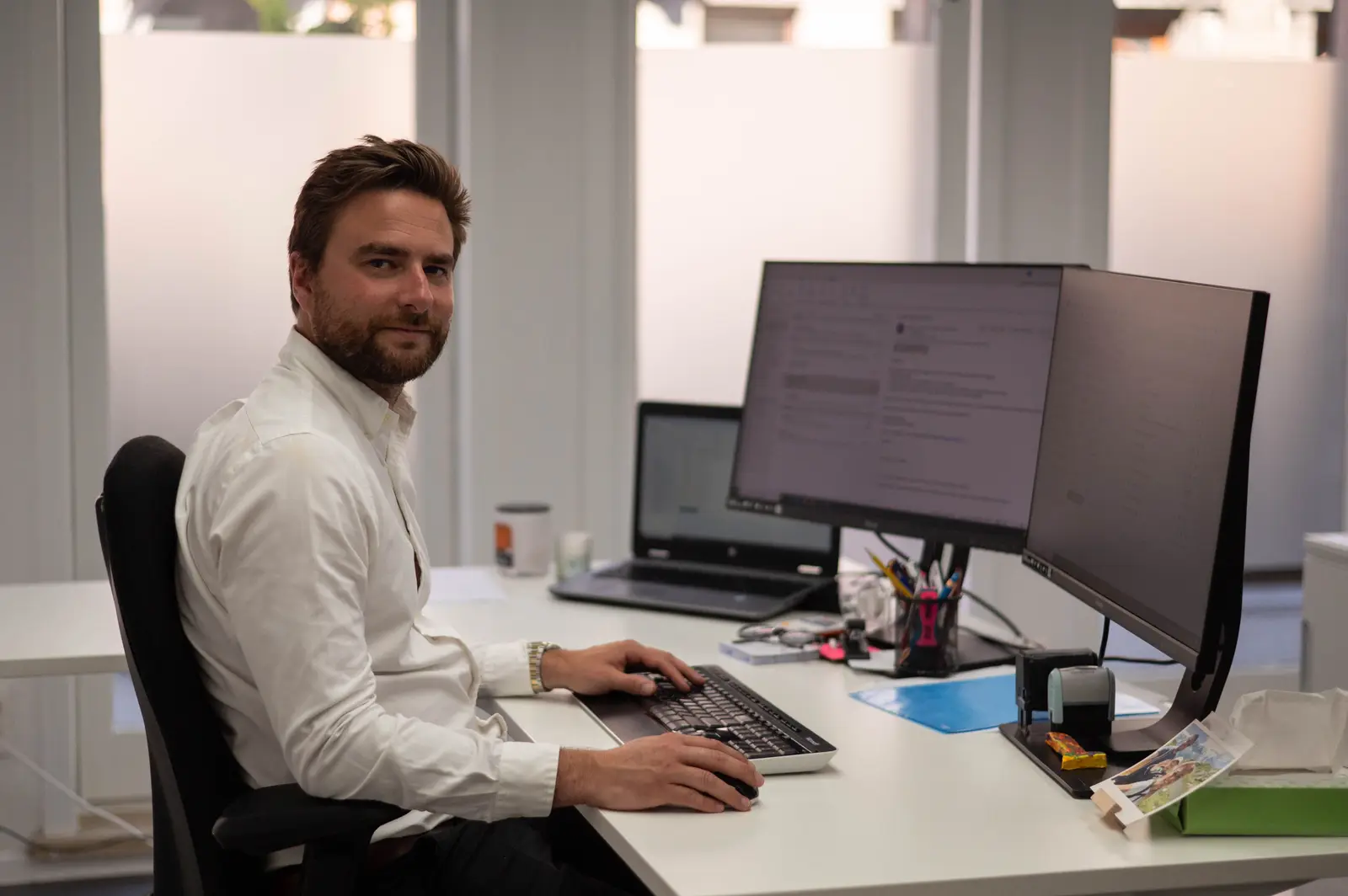 Niels controleert een dossier aan zijn bureau